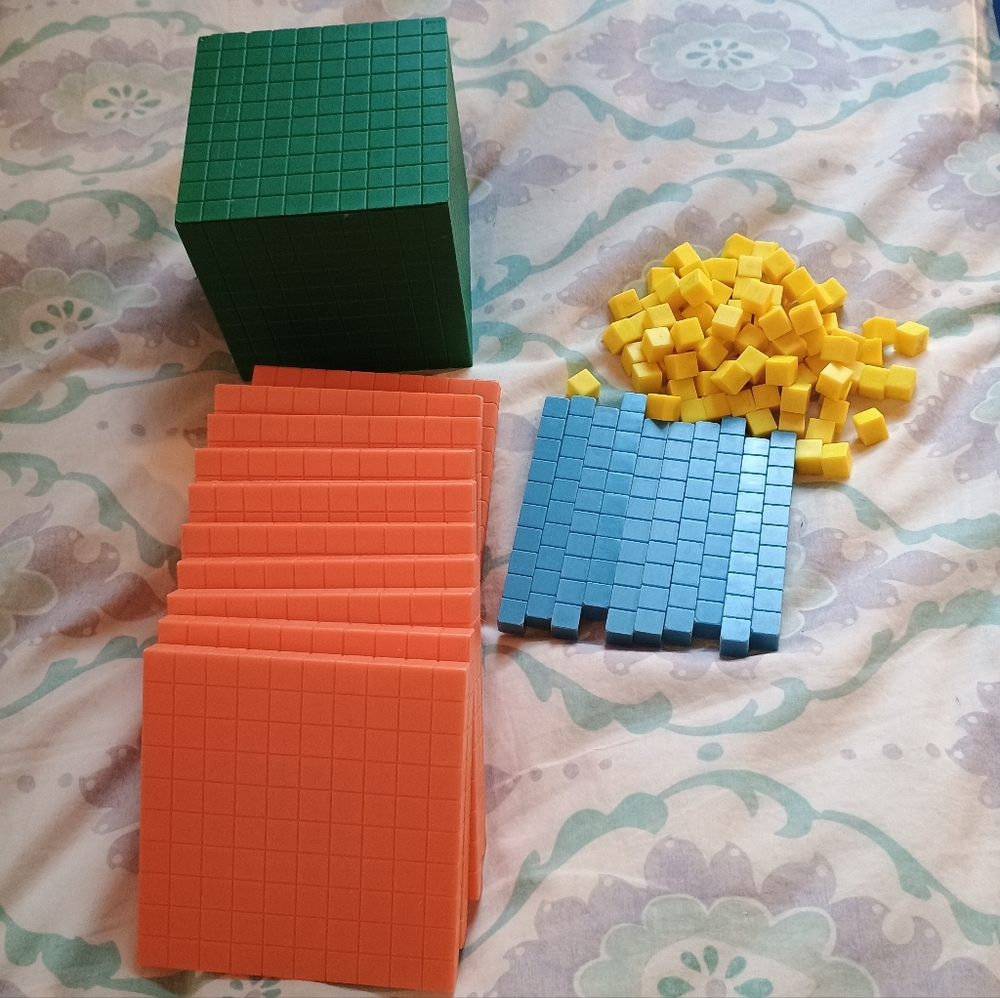 Hand 2 Mind Differentiated Base Ten Set Math Blocks In Box - Picture 3 of 5